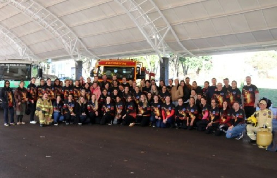 Curso de brigadista de incêndio para profissionais da educação termina com simulação na Rua Coberta
