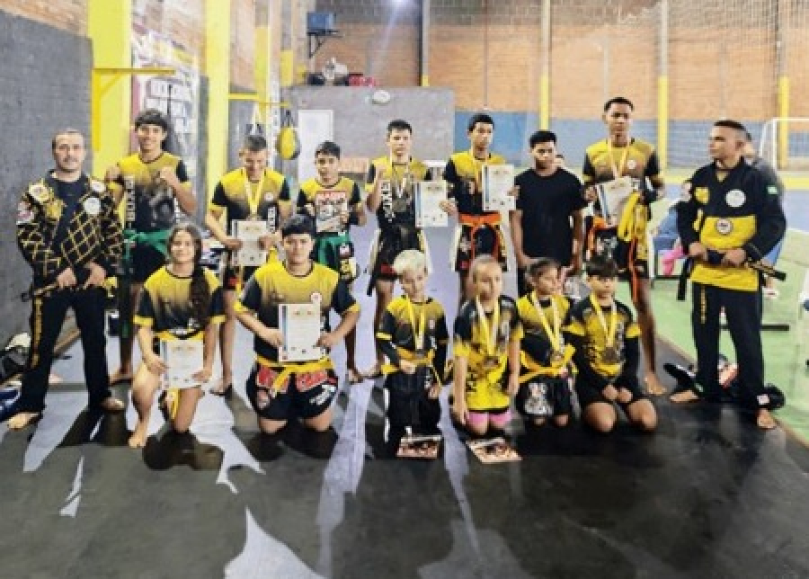 Escolinha de kickboxing realiza graduação de 25 alunos iniciantes na modalidade