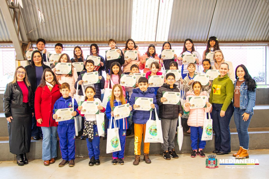 Alunos recebem kits pela participação na 1ª etapa do Concurso Jornal Ambiental Linha Ecológica