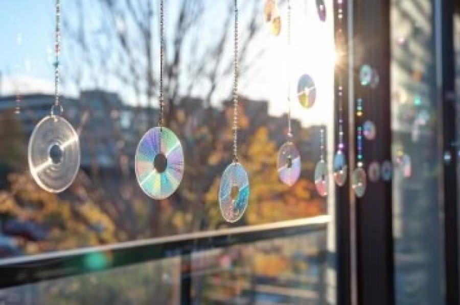 Não é arte nem decoração: entenda por que CDs pendurados na janela podem te proteger