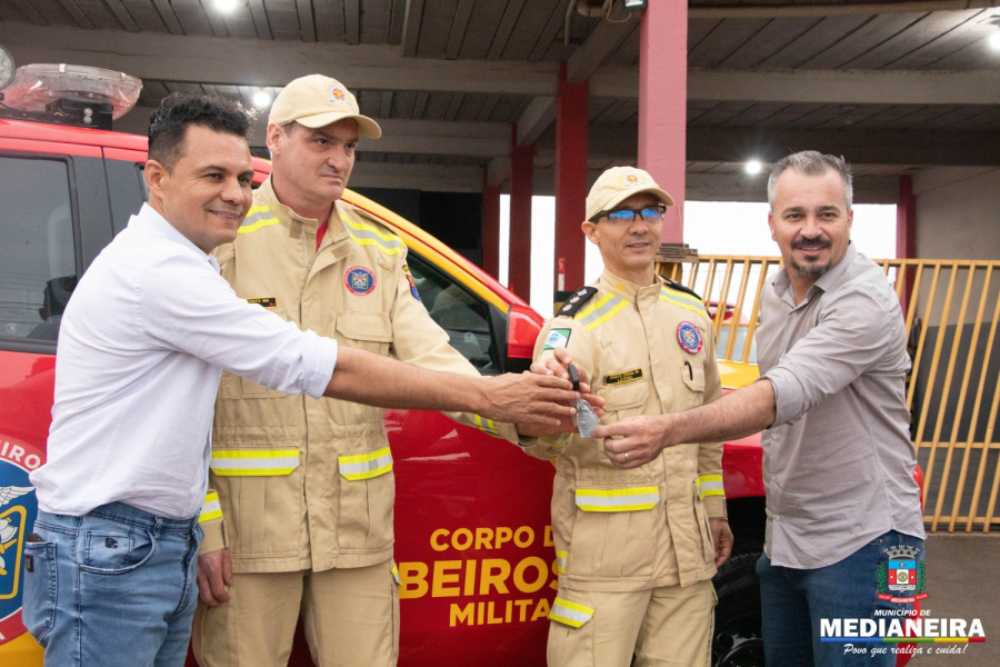 Corpo de Bombeiros de Medianeira recebe nova caminhonete para reforço das operações