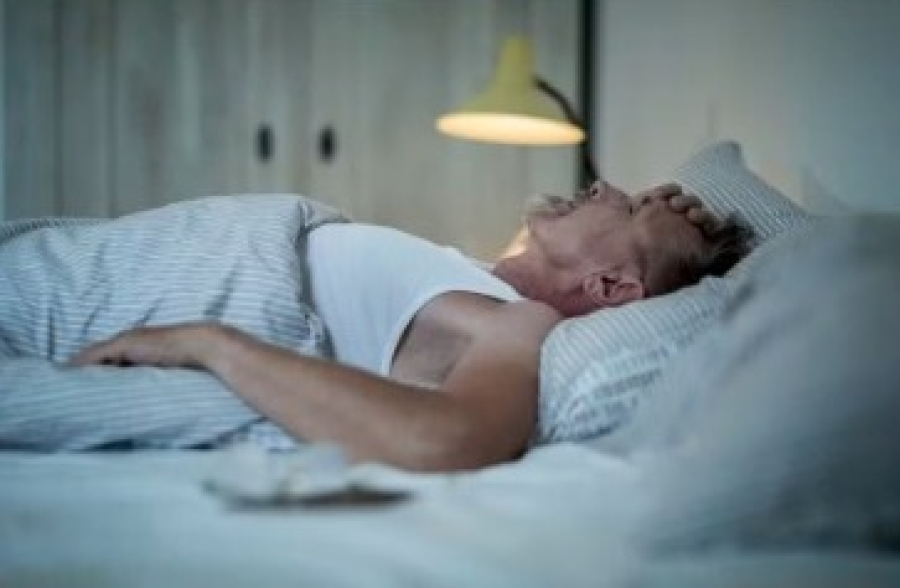 Os 5 piores hábitos que prejudicam o seu sono, segundo médica da Academia Brasileira do Sono