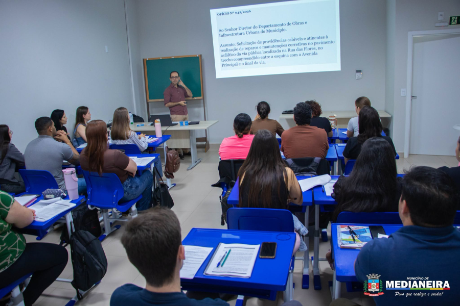 Formação Continuada reúne secretários escolares para capacitação em Redação Oficial