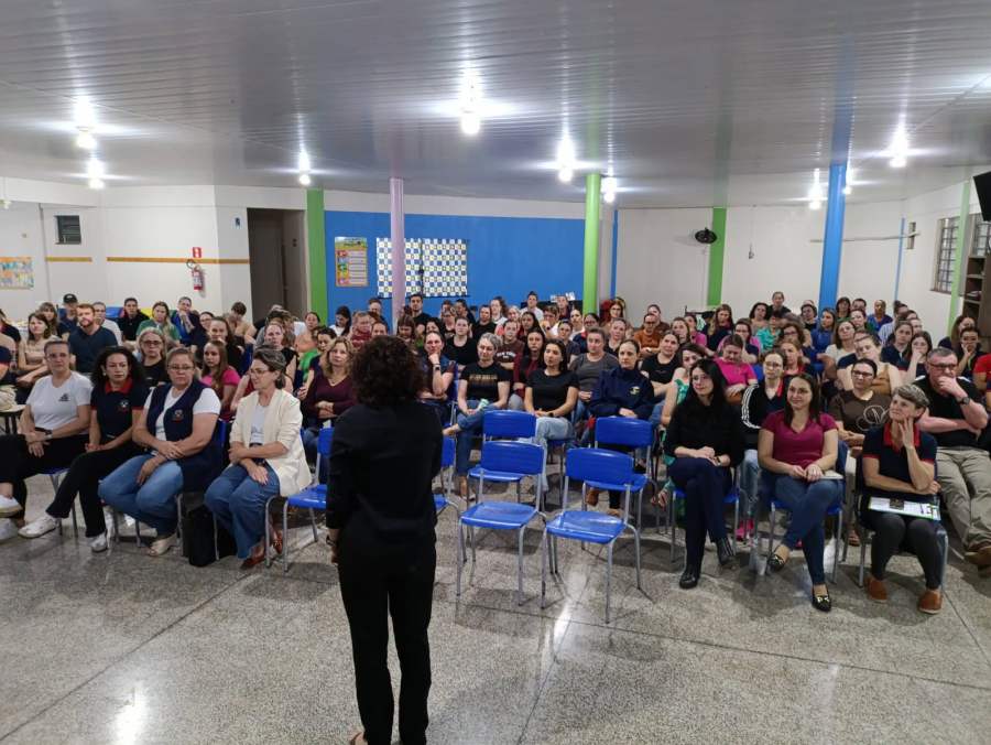 Secretaria de Educação de Missal entrega certificados pela nota no IDEB
